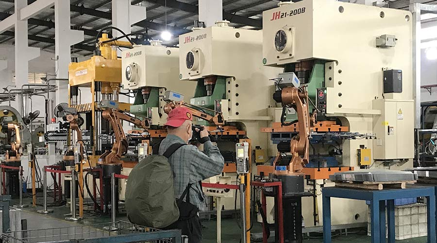 江門(mén)市攝影協(xié)會(huì)蒞臨金環(huán)電器拍攝交流  用鏡頭見(jiàn)證實(shí)力！