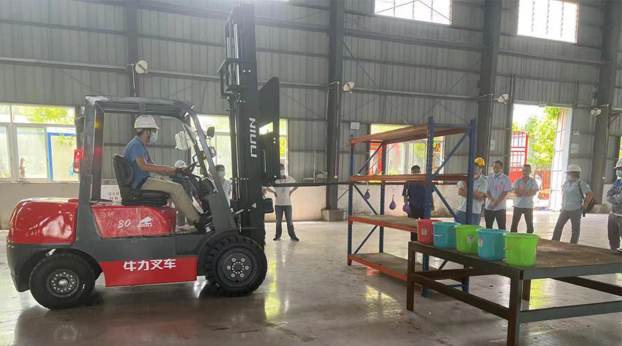 比技能 展風(fēng)采！金環(huán)電器參與鶴城鎮(zhèn)第二屆企業(yè)職工叉車技能競賽